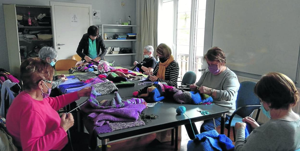 Mujeres del colectivo de Madejas durante el trabajo que han venido realizando en los últimos días. 