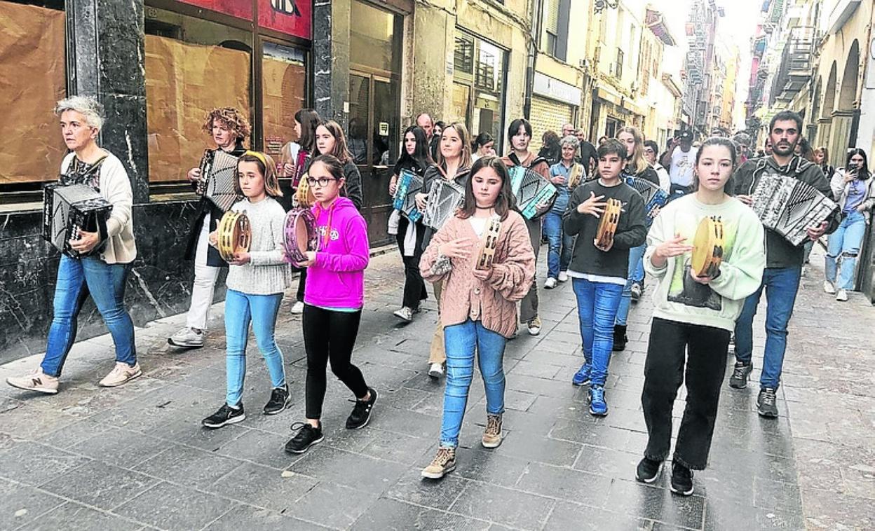 Pasacalle de trikitilaris en la feria de la pasada semana. 