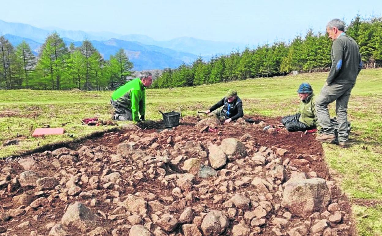 Labores de excavación en Otsoaldasoro en lo que podrían ser los restos de un túmulo funerario. 