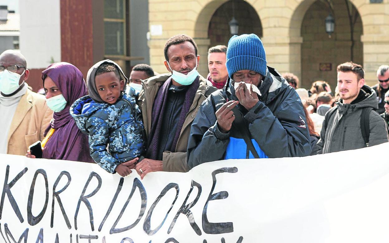 Diadie Ba, Faty, Omar, que sostiene a Mamadou, el hijo de Djiby (con gorro), ayer en Irun. 