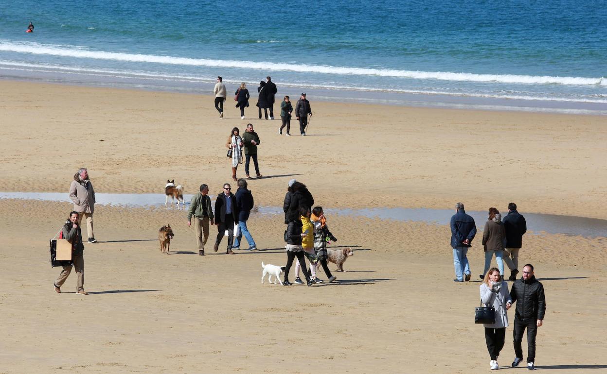 La mañana del domingo ha sido provechosa para pasear al sol en la costa guipuzcoana.