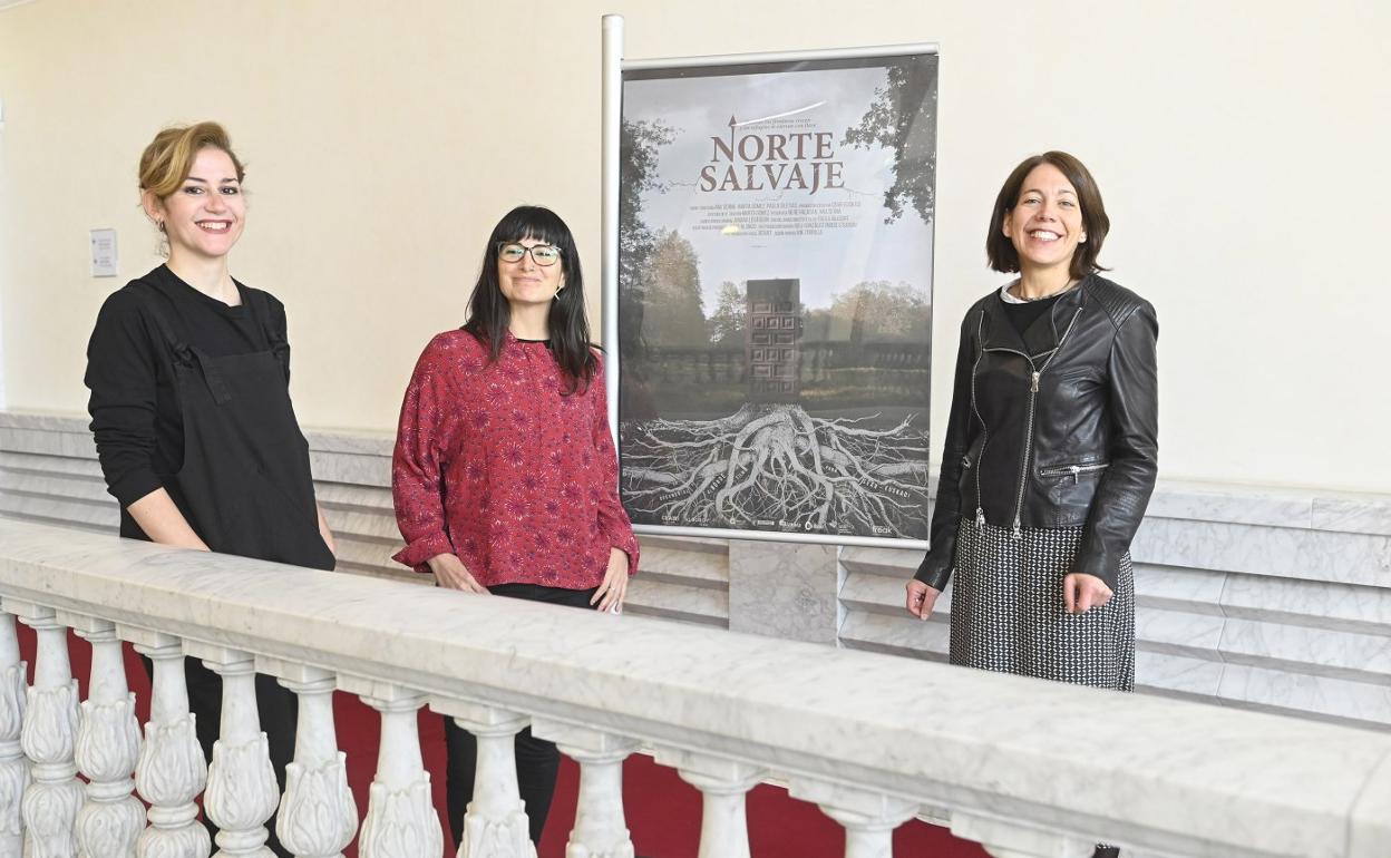 Las realizadoras Marta Gómez y Paula Iglesias y la directora de Zehar Errefuxiatuakin, Arantza Chacón. 