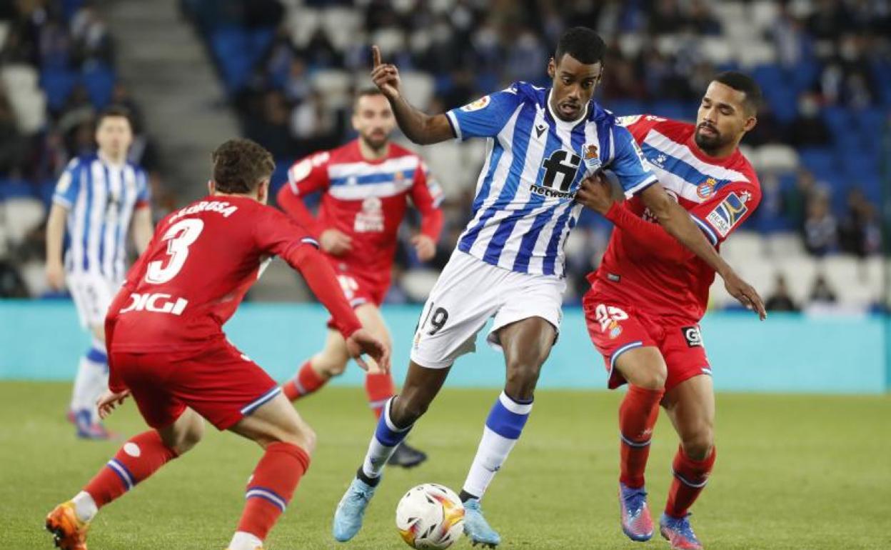 Isak se deshace de dos rivales pericos antes de anotar el penalti. 