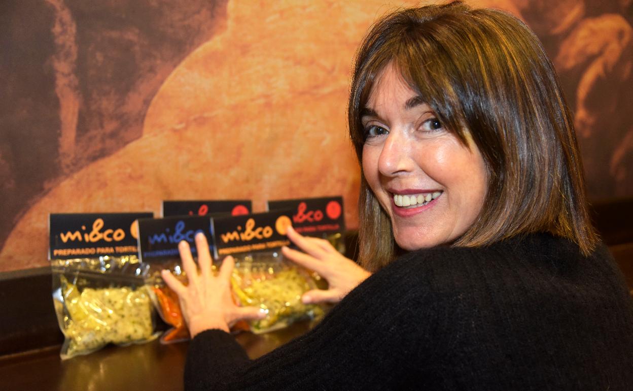 La cocinera Coro Castro, con sus preparados para hacer tortillas de distintos sabores en casa. 