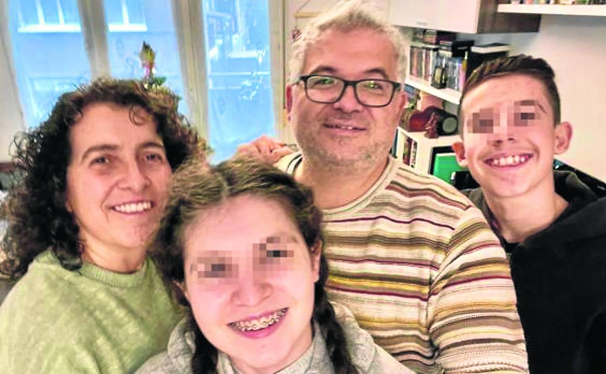 Marijo y José junto a sus hijos, con Nagore en primer término.