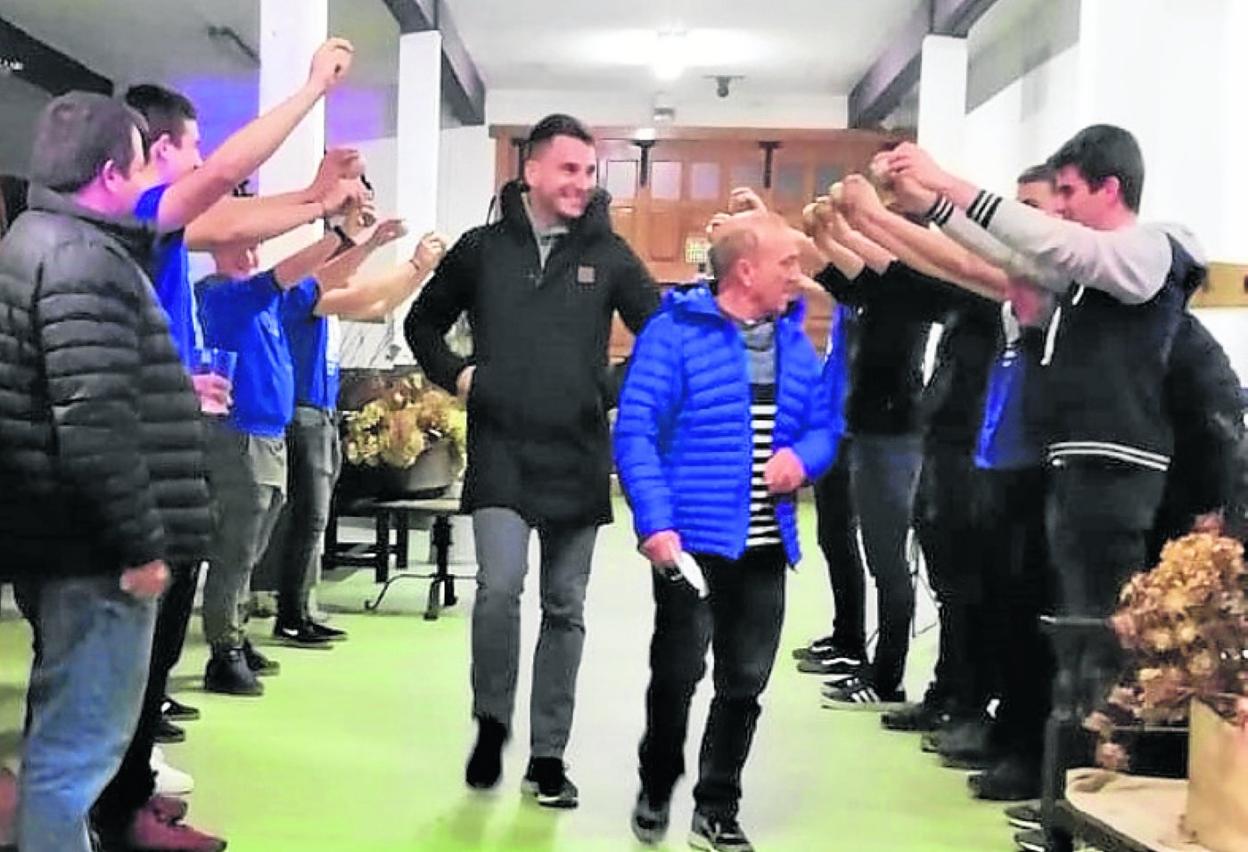 Oiarpeko pilotariek korridorea egin zioten Imazi sagardotegiaren sarreran.