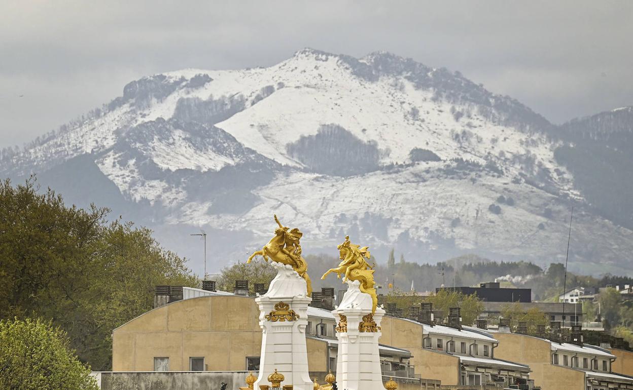 Donostia con el monte Adarra nevado al fondo este fin de semana.
