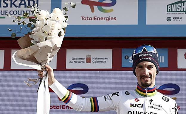 Julian Alaphilippe: «El equipo se ha quitado la espina de la primera etapa con la victoria de hoy»
