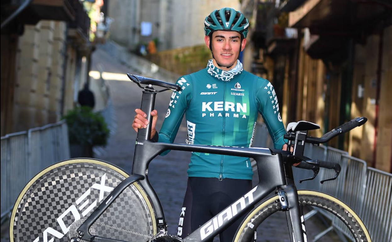 Igor Arrieta (Kern Pharma) posa con la bicicleta de contrarreloj en Hondarribia. 