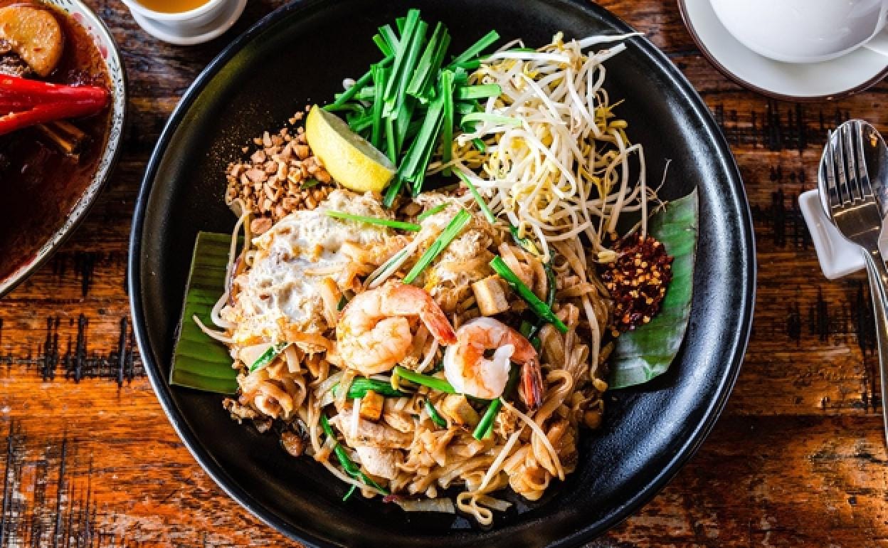 El Pad Thai es uno de los platos más conocidos e internacionalizados de la gastronomía tailandesa.