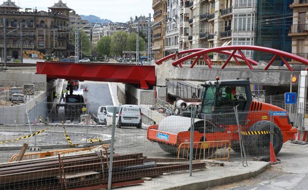 Imagen principal - El sábado se abre al tráfico el nuevo vial de Iztueta bajo las vías del tren