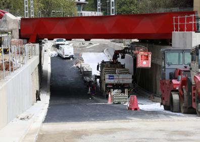 Imagen secundaria 1 - El sábado se abre al tráfico el nuevo vial de Iztueta bajo las vías del tren