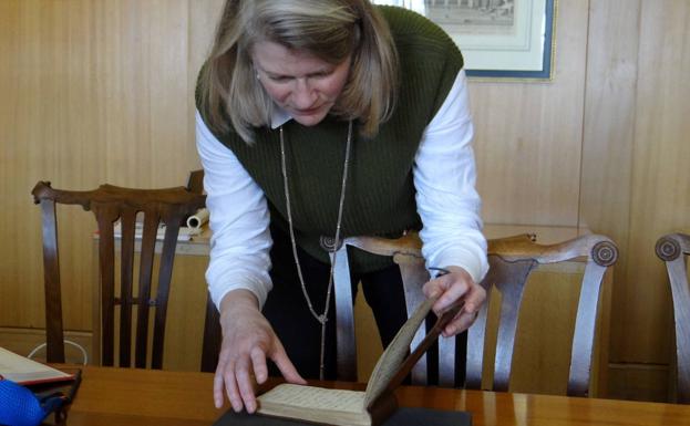 La bibliotecaria Jessica Gardner inspecciona uno de los cuadernos de Darwin.