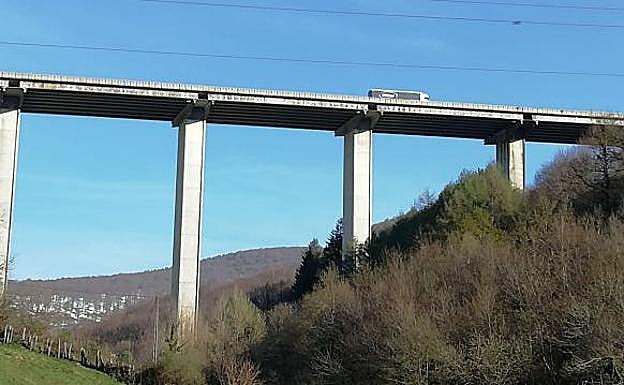El viaducto de Astomela, en la imagen, es el más alto de Navarra, junto con el de Marín, en Almandoz