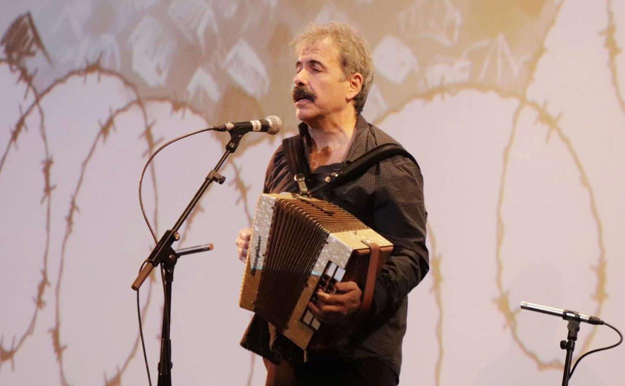 Joseba Tapia, artxiboko argazkian.