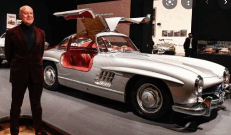 Genhry, con los coches de la exposición.