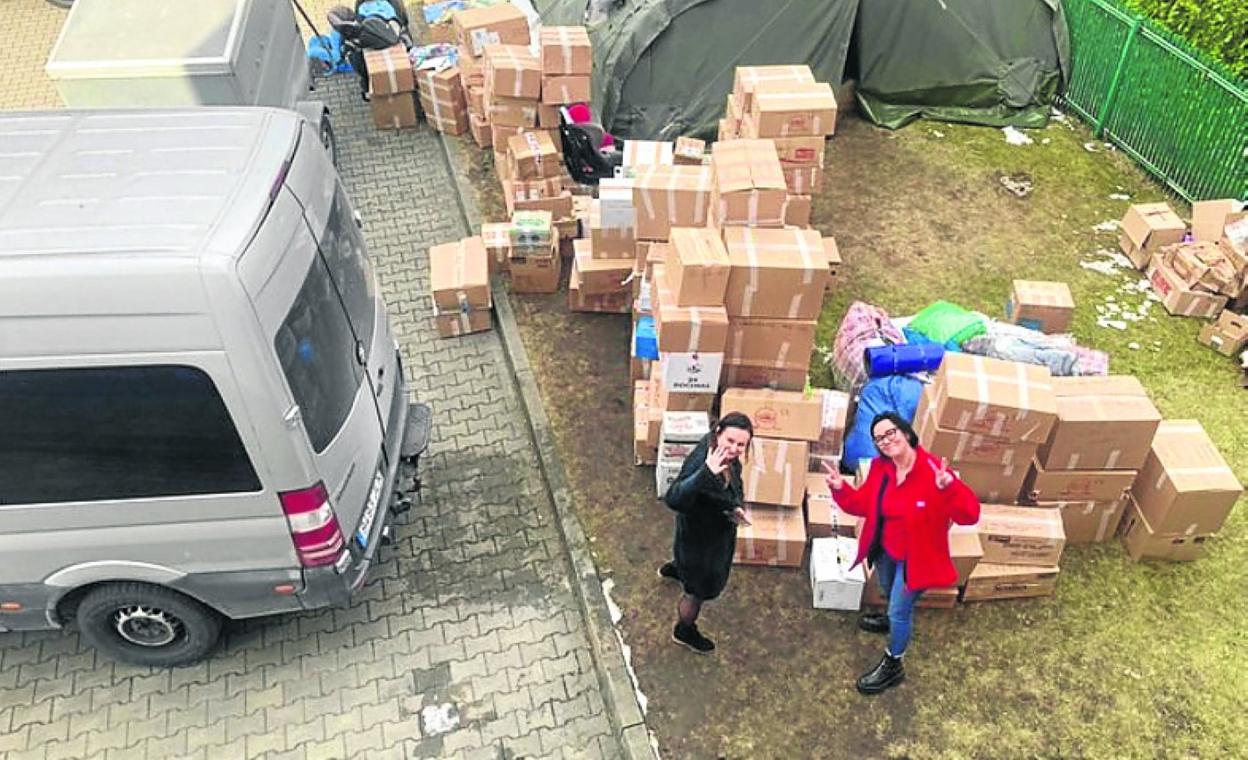 Dos voluntarias con todas las cajas de material recogido en Ondarroa.