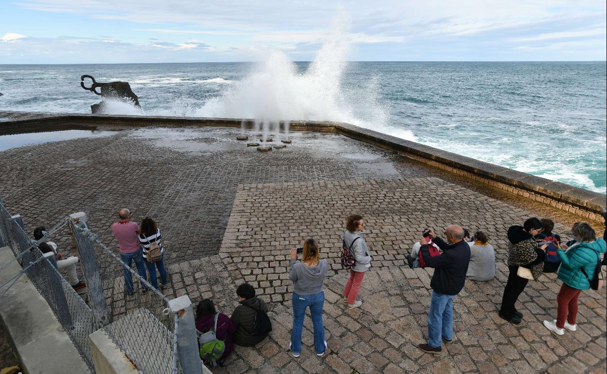 Olas, esculturas, turistas... Solo 'sobra' la valla. El proceso está siendo largo. 
