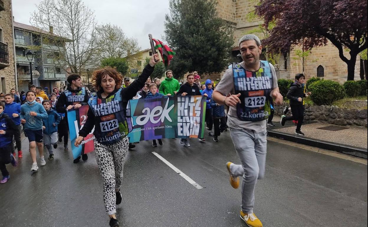 Aloña Barandiaran (Kultura zinegotzia) eta Iñaki Alberdi (Idiazabalgo alkatea), Korrikak herritik egindako kilometroetan. 