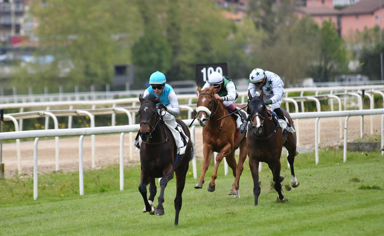 'Turco', montado por Julia Zambudio, ganó la primera carrera de ayer por la mañana. 