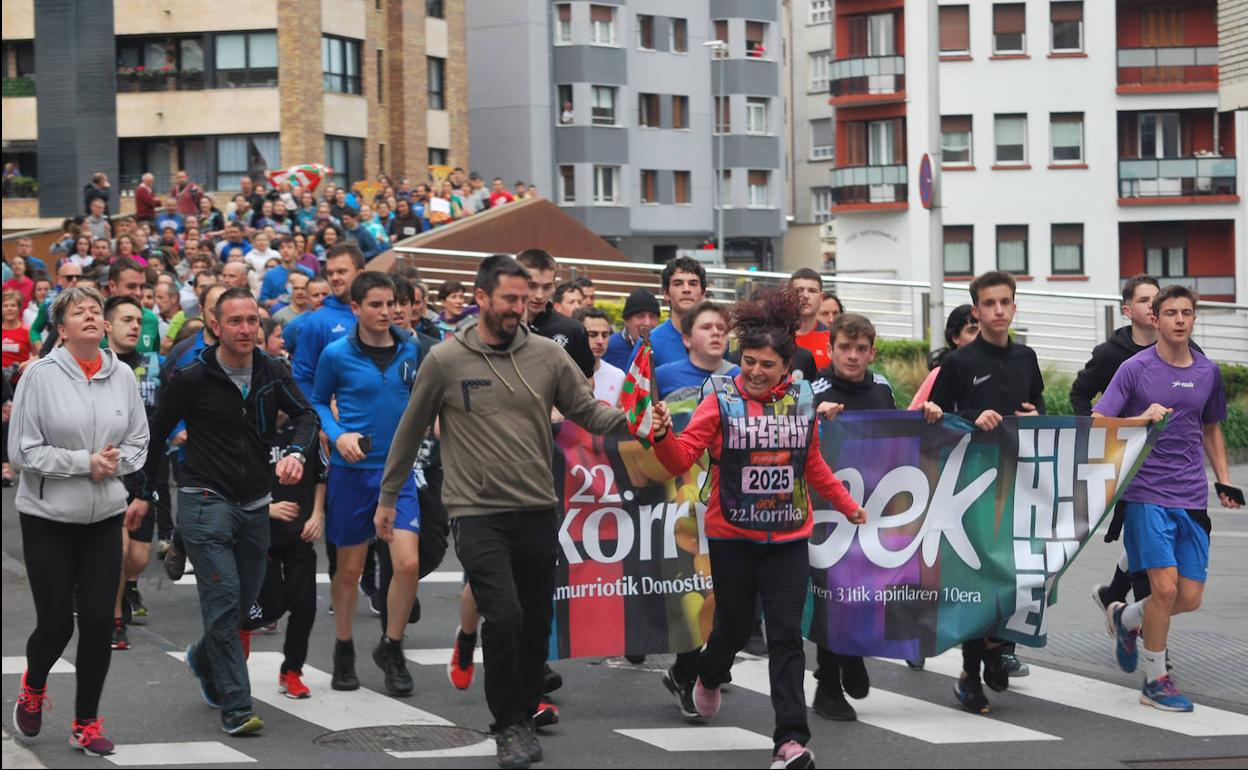 22. Korrika: Adin guztietako jendea atera da Zizurkil eta Villabonan euskararen alde