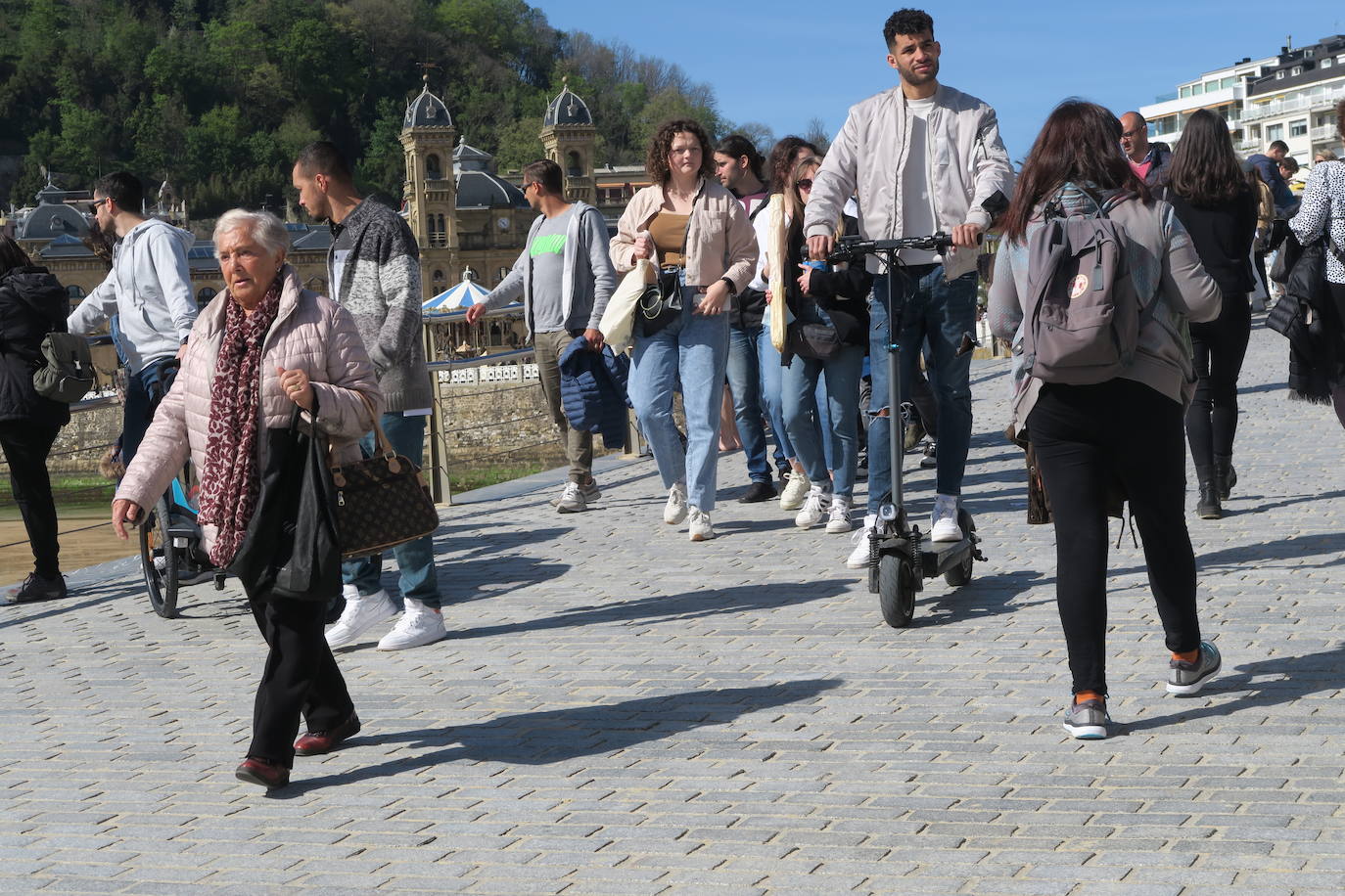 Fotos: Tiempo soleado durante la tarde de este sábado