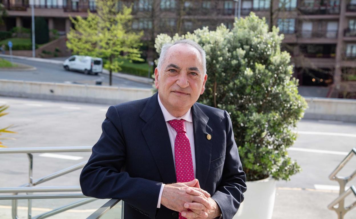 El consejero Iñaki Arriola posa en las inmediaciones del paseo Pío Baroja, en Donostia. 