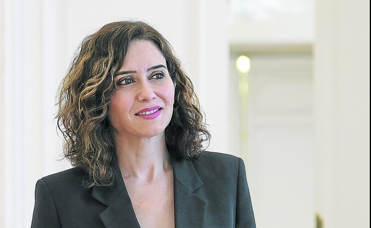 La presidenta madrileña posa en la sede de la Comunidad en la Puerta del Sol. 