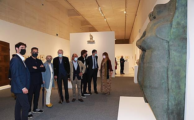 Los responsables de Chillida Leku y del museo y la fundación Oteiza, 'hermanados' también ayer ante los apóstoles del escultor de Orio. 