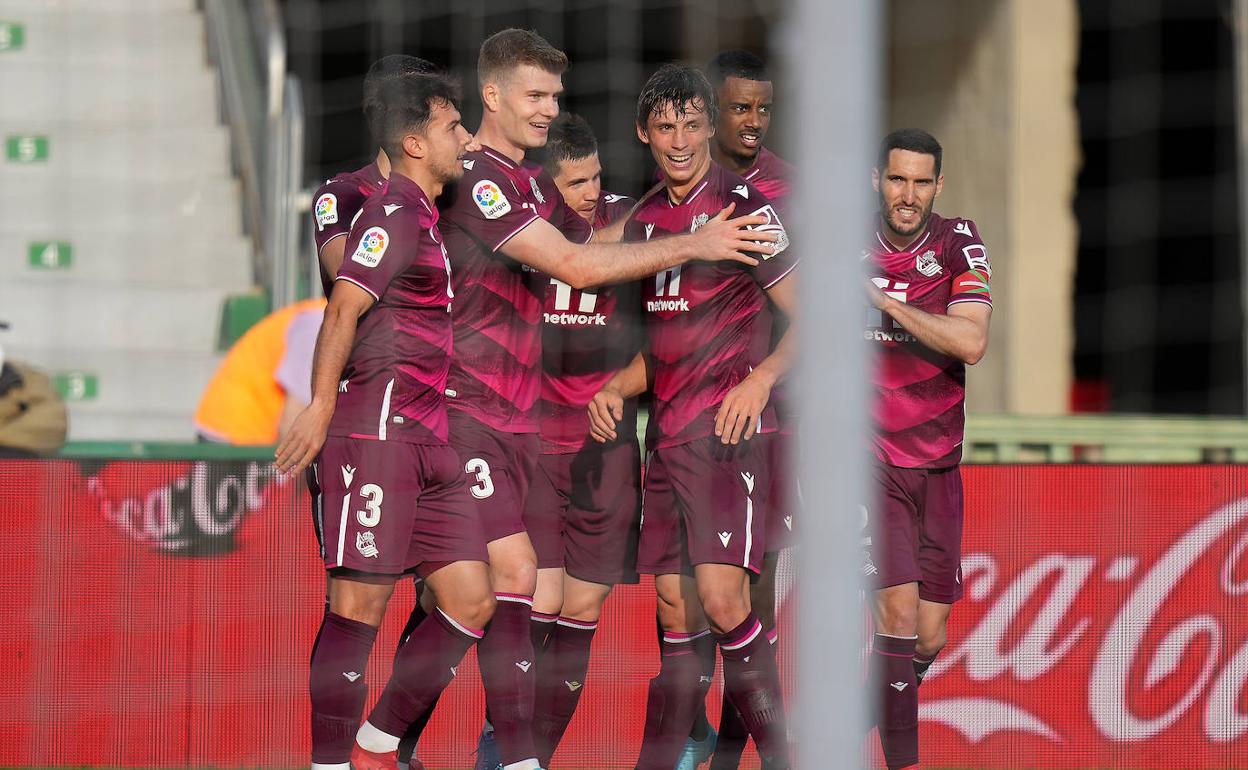 Los jugadores de la Real celebran el tanto anotado por Sorloth, el que supuso el 1-1, en el Martínez Valero
