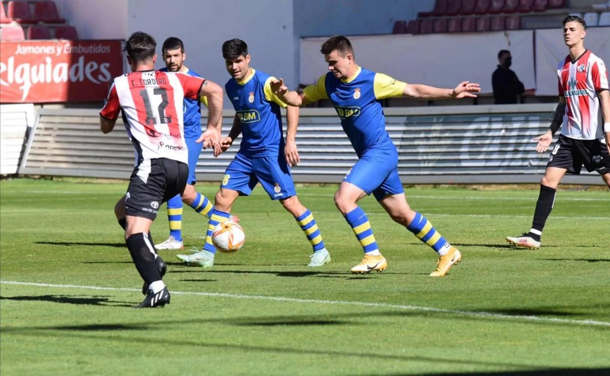 Ekhi Senar, Miguel Santos y Gexan Elosegi, el goleador de la jornada, durante un instante del partido. 