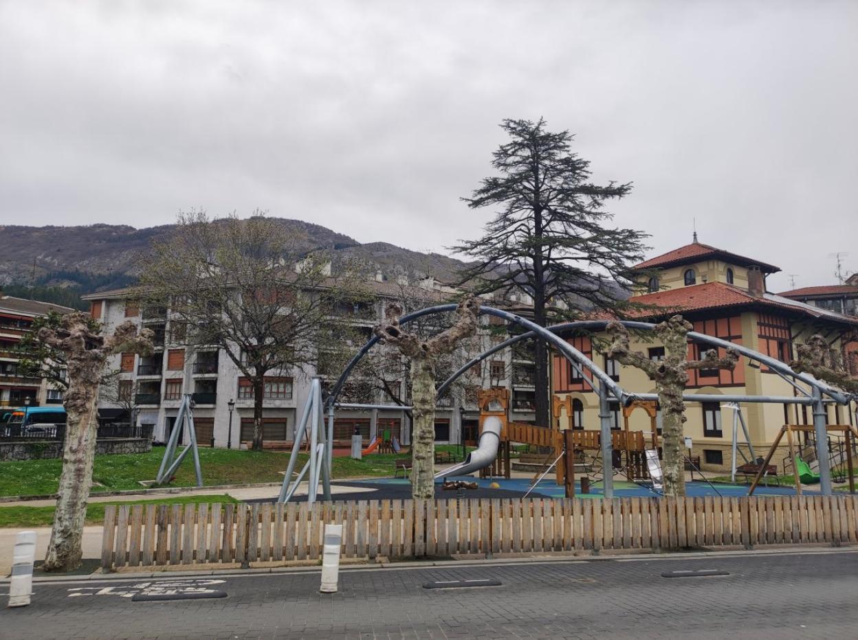 El parque está en uso a la espera de poner la cubierta. 