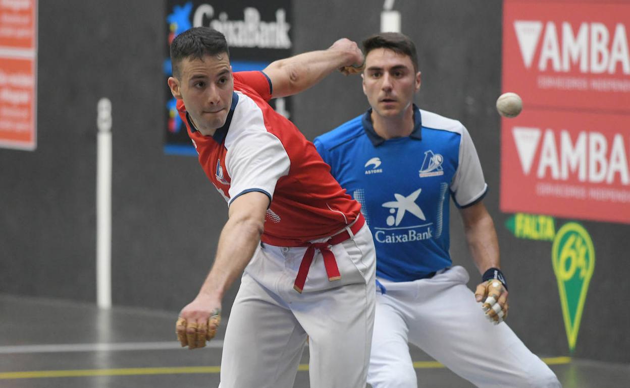 Darío impuso su mejor derecha ante Peio Etxeberria ayer en el Zubikoa de Oñati. 