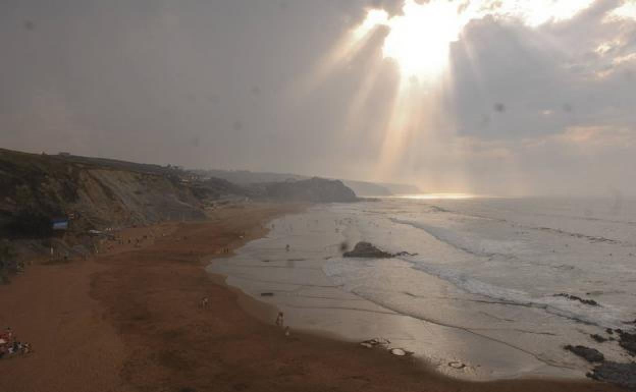 Detienen a un menor por una presunta agresión sexual a una chica de 15 años en una playa vizcaína
