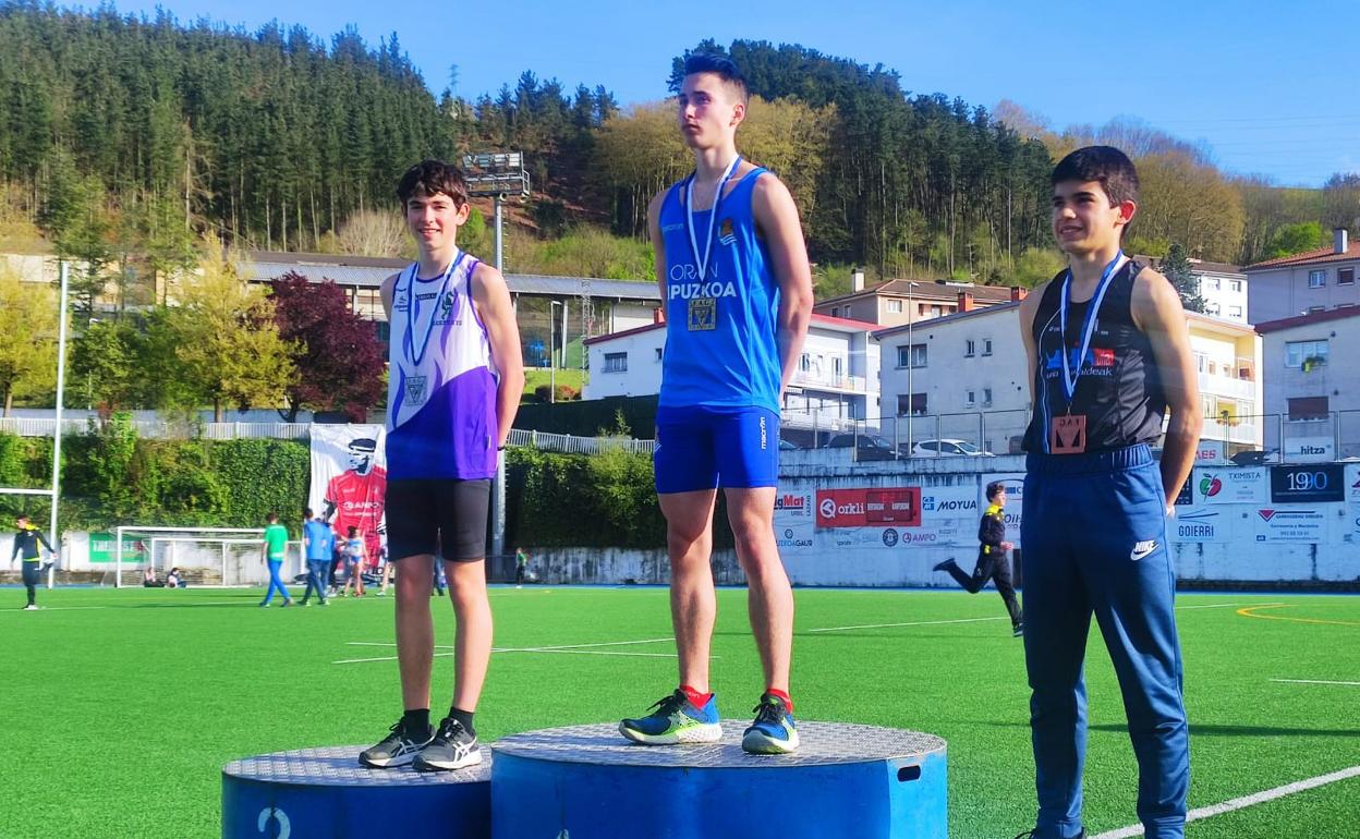 Los tres medallistas en salto de pertiga del Arrasate Kanpanzar Atletiko Taldea. 