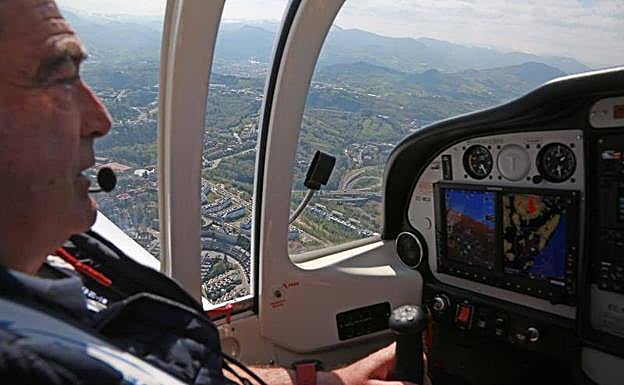 Pedro Santurde, de la empresa Pyrineum Escuela de Pilotos, sobrevuela Donostia