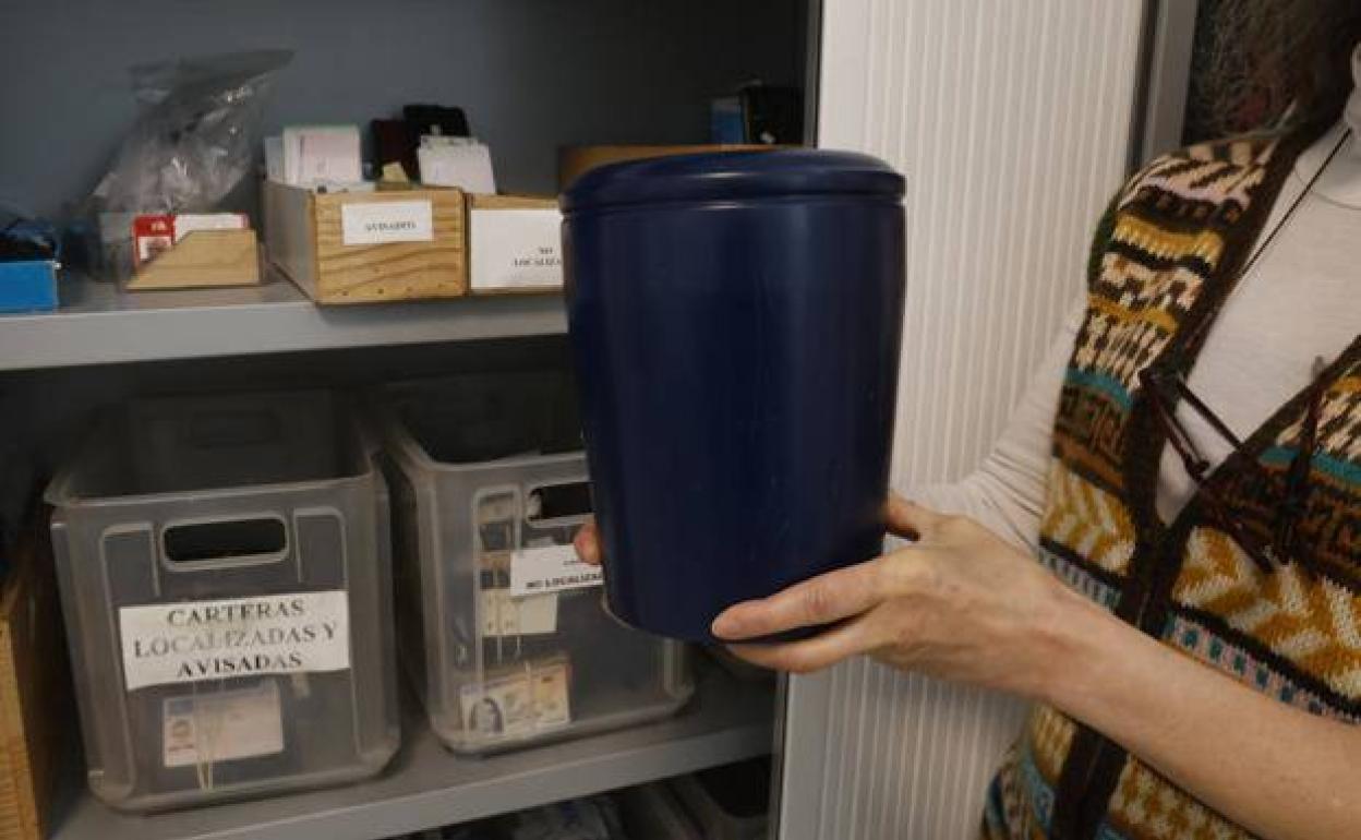 Una funcionaria municipal con la urna funeraria hallada en el parque de Arriaga durante el mercado napoleónico. 