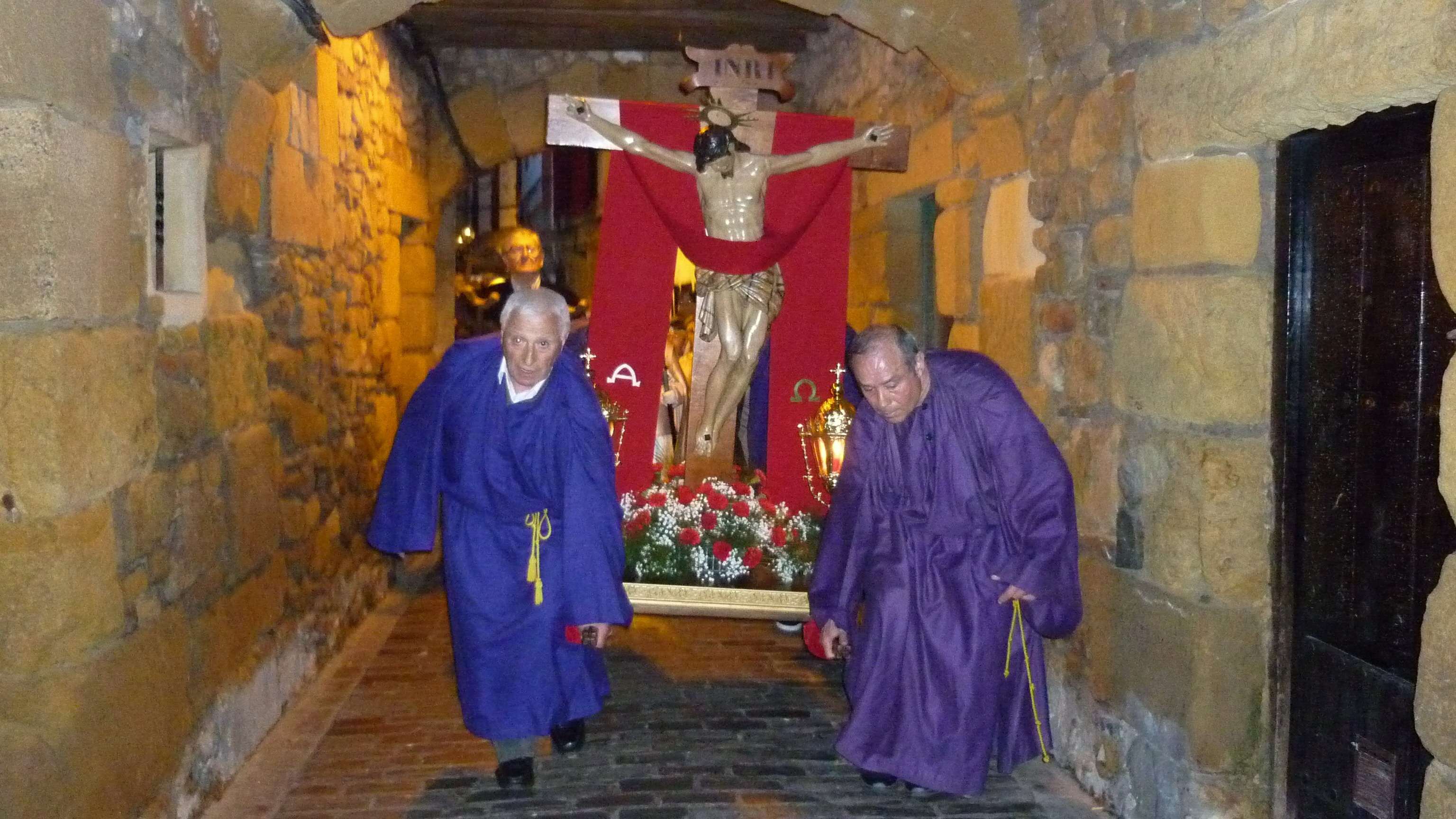 La procesión pasa por un túnel en Pasajes San Juan