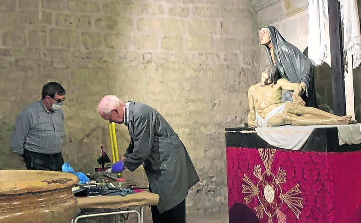 Lorenzo Askasibar retocó la policromía de La Piedad el pasado julio. 