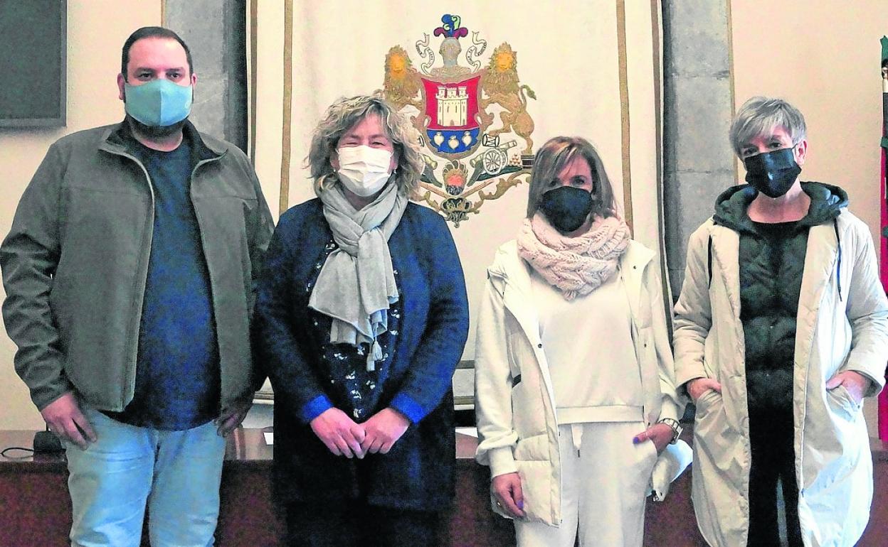 Representantes del Ayuntamiento de Elgoibar y Txankakua tras la firma del convenio de colaboración. 