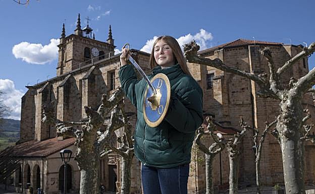Sara Izagirre es la primera chica en la historia de Segura en representar al arcángel San Miguel.