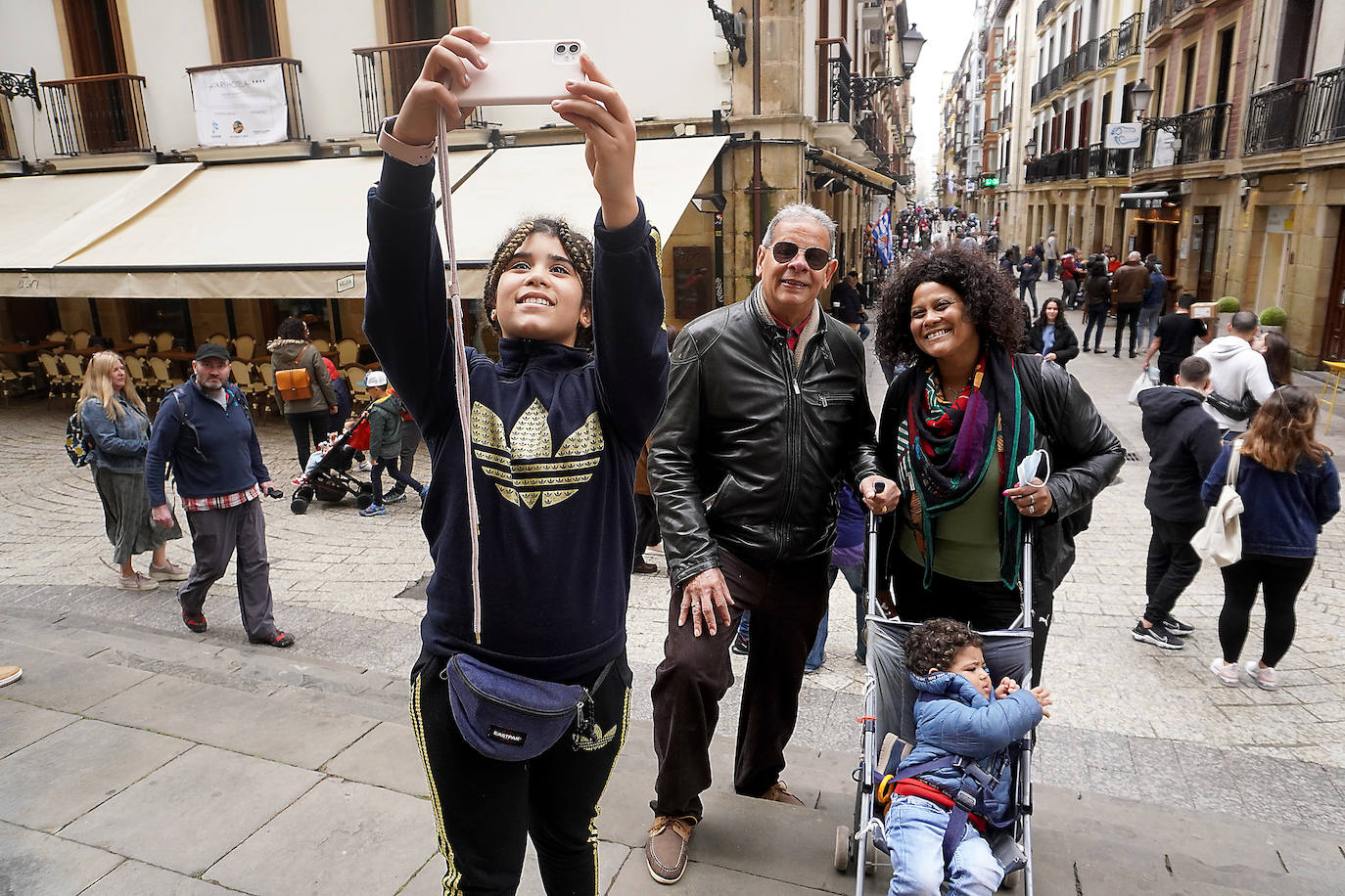 Sergio y Patricia, junto a sus hijos Lidia y Felipe, sacándose un selfie en la Parte Vieja donostiarra. 