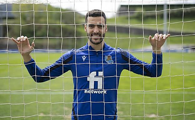 Mikel Merino posa sonriente para esta entrevista en una de las porterías del José Luis Orbegozo de Zubieta. 