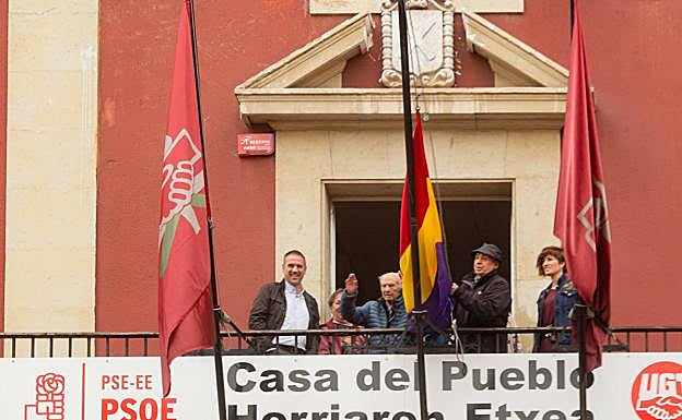Imagen principal - 91 aniversario de la II República: Los cohetes son una tradición el 14 de abril en Eibar