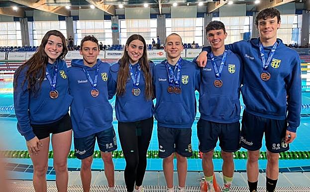 Los nadadores del Bidasoa XXI con sus respectivas medallas. 