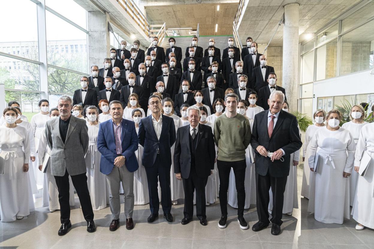 Los premiados, junto a representantes de la UPV/EHU y el Orfeón Donostiarra, en el centro Ignacio María Barriola. 