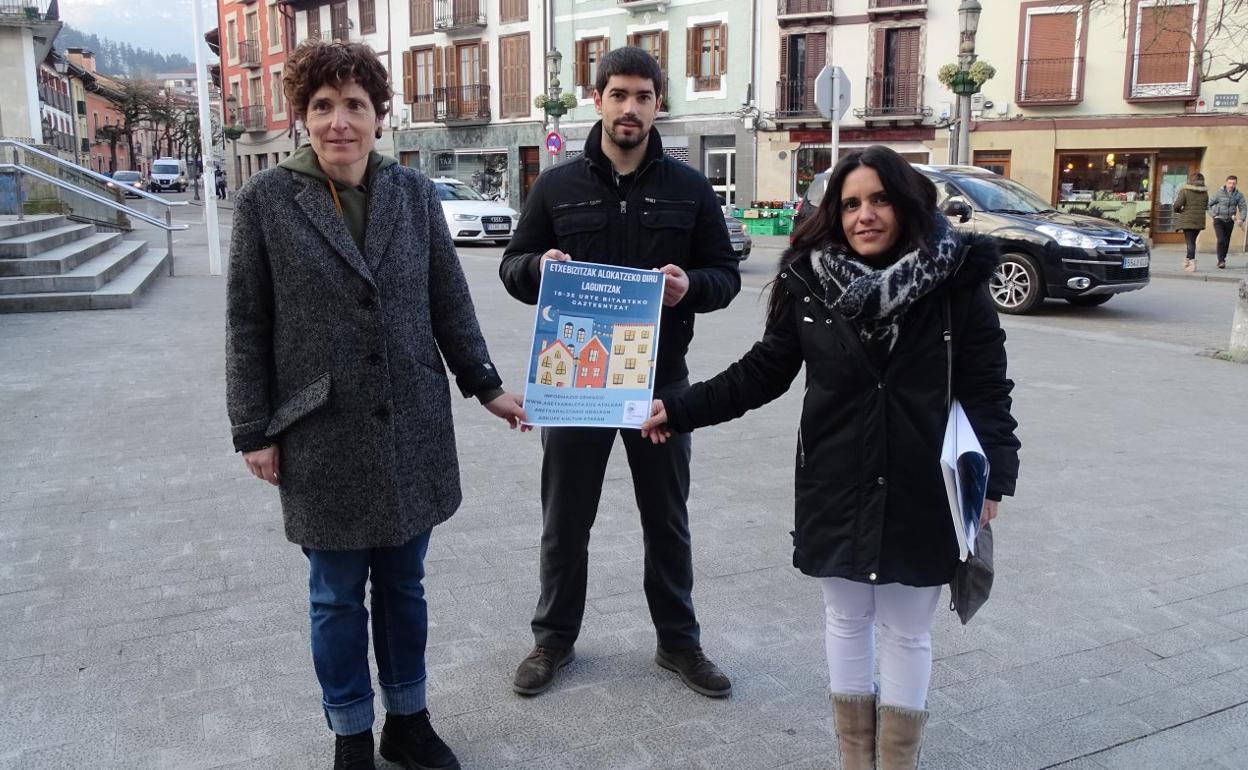 Etxaniz, Otxoa y Cabero en la presentación del programa de ayudas para viviendas para jóvenes. 