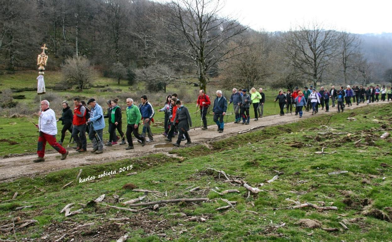 Mariano Zubiria encabeza el grupo de fieles que llevan a San Miguel desde el santuario a Baraibar. 
