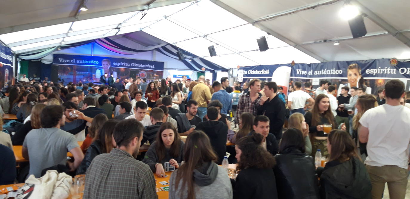 Fotos: Cientos de personas acuden a la Feria de la Cerveza de Zarautz