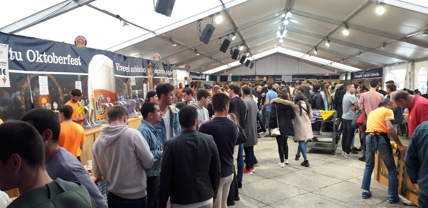 Fotos: Cientos de personas acuden a la Feria de la Cerveza de Zarautz